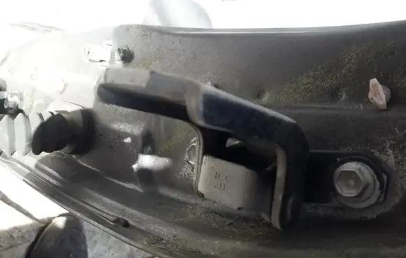 Suzuki Grand Vitara I Front door upper hinge
