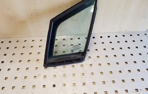 Toyota Avensis T270 Front door vent window glass four-door 43R001605