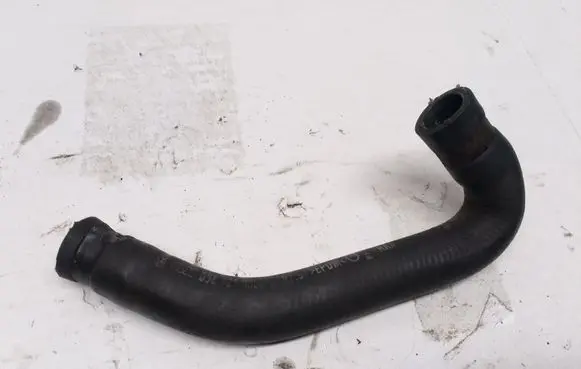 Volkswagen PASSAT B5 Engine coolant pipe/hose 058121058D