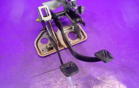 Suzuki Swift I Pedal assembly 