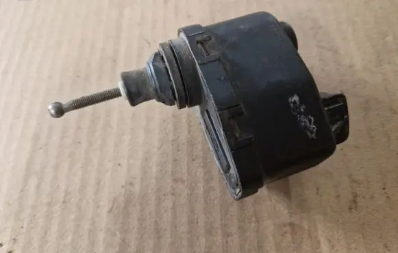 Volkswagen PASSAT B3 Headlight level adjustment motor 321941295 00437573