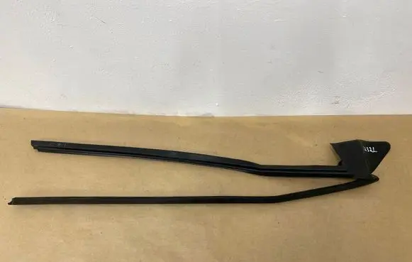 BMW Z4 E85 E86 Rubber seal front coupe door window 7016637