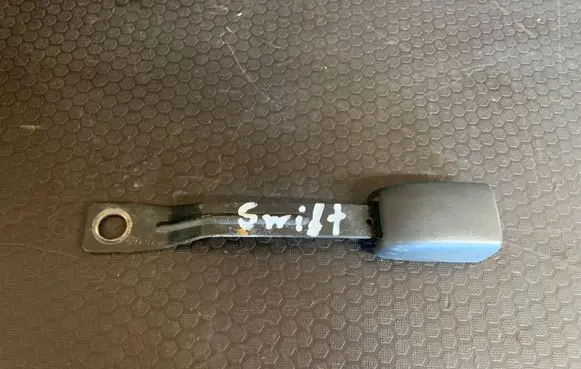 Suzuki Swift I Front seatbelt buckle E034501 B480