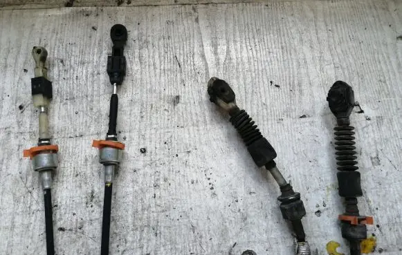 Opel Astra J Gear shift cable linkage 55563829