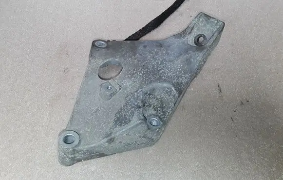 BMW 1 E81 E87 Engine mounting bracket 6775041