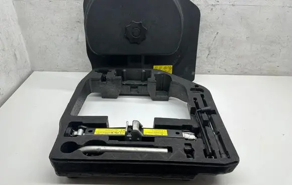 Audi A4 S4 B8 8K Spare wheel mounting bracket 8T0012116B