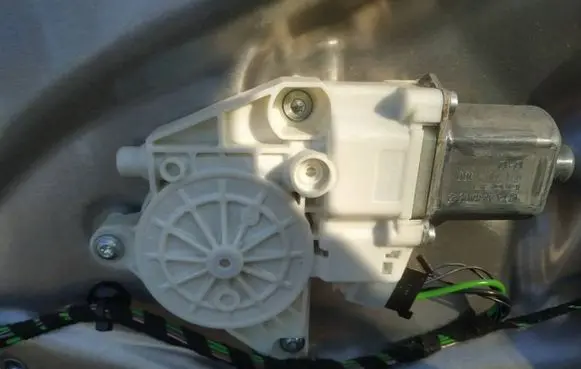 Mercedes-Benz E W212 Front door window regulator motor a2048200242