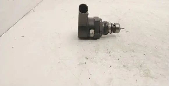 BMW 5 E60 E61 Fuel pressure regulator 0281002481 11547637 100504