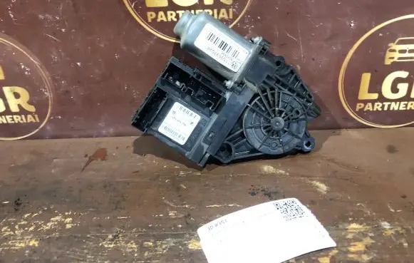 Volkswagen Caddy Front door window regulator motor 5K0959792