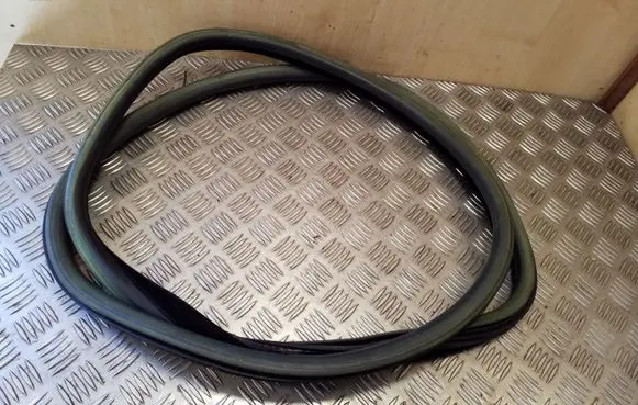 Rear door rubber seal (on body)