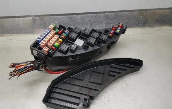 Jaguar S-Type Fuse module 2R8T14A003FB 2R8T14A075BB