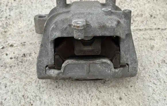 Volkswagen Scirocco Engine mount bracket