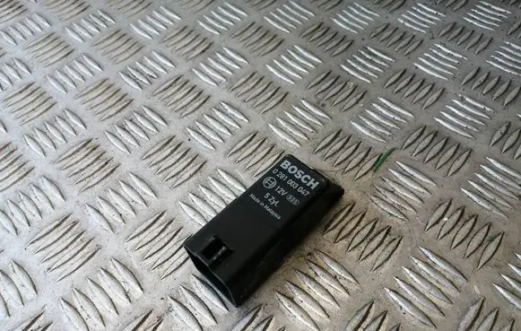 Volvo V70 Glow plug pre-heat relay 30785663 0281003047