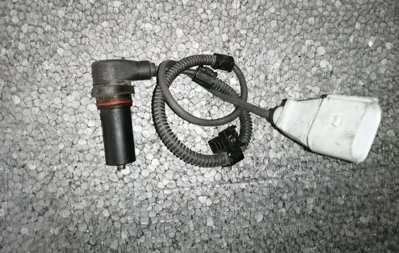 Volkswagen Golf IV Crankshaft position sensor 038907319F