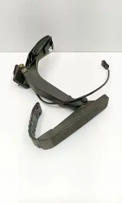 Accelerator throttle pedal