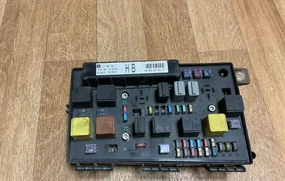 Opel Zafira B Fuse module 13206754