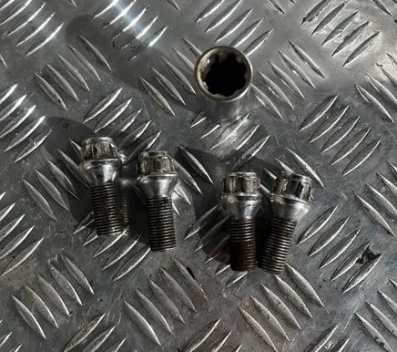 Volvo XC90 Anti-theft wheel nuts and lock 