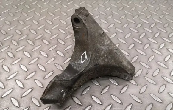 Subaru Outback (BS) Engine mounting bracket