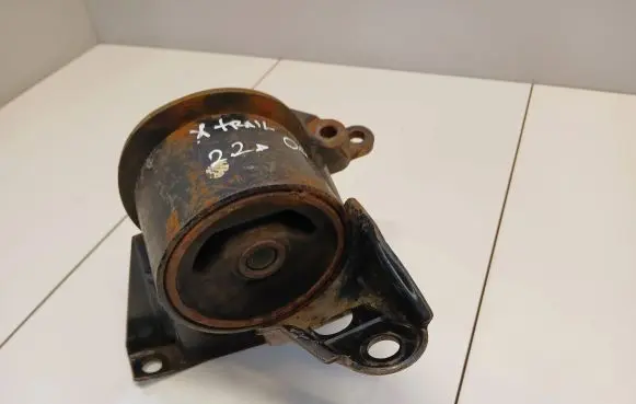Nissan X-Trail T30 Engine mount bracket