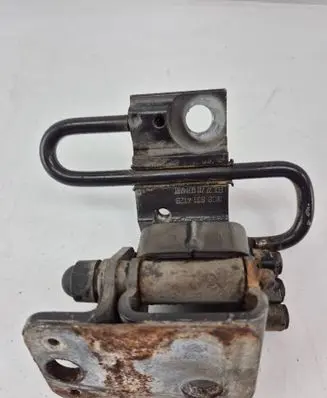 Volkswagen PASSAT B7 Front door lower hinge 3C8831412B