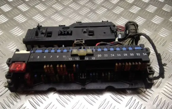 BMW 3 E46 Fuse module 8364540 8364542 07123481