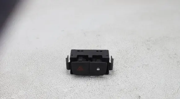 Opel Vivaro Hazard light switch E3160101