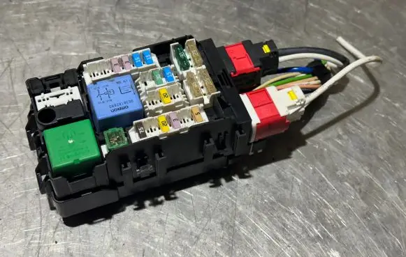 Peugeot 508 Fuse module 9665492680