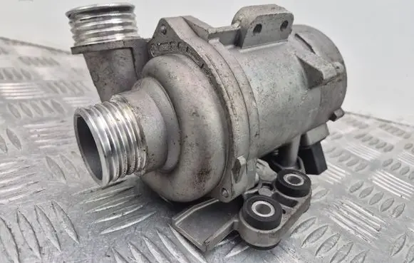 BMW 5 F10 F11 Water pump 7583836