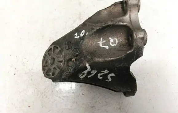 Engine mounting bracket