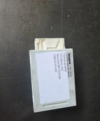 BMW 5 E60 E61 Air suspension control unit module (rear) 6761460