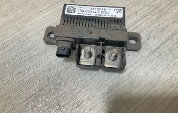 Mercedes-Benz Sprinter W906 Charging relay A0009822023 001000