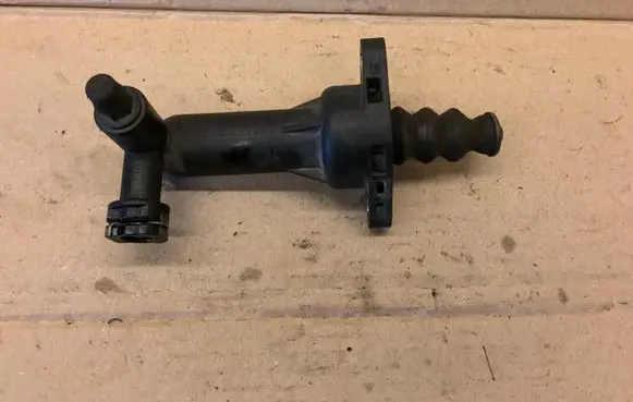 Clutch slave cylinder