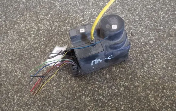 Mercedes-Benz C W202 Central locking vacuum pump 2028001948