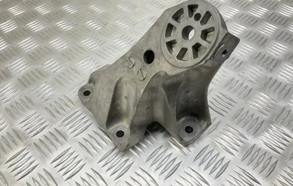 Volkswagen Touareg II Engine mounting bracket 7L6199308C