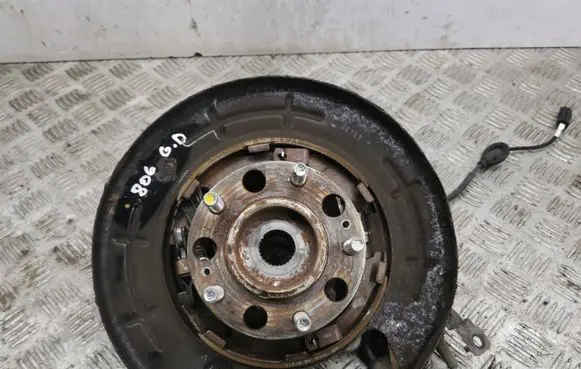 Rear wheel hub