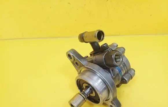 Nissan X-Trail T30 Power steering pump 31251063