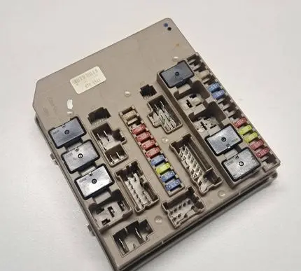 Renault Clio III Fuse module 674654A R7J021198
