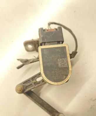 Headlight/headlamp level sensor