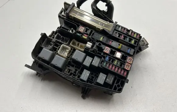 Toyota Avensis T270 Fuse box set 8211105V40 V40E140402082916