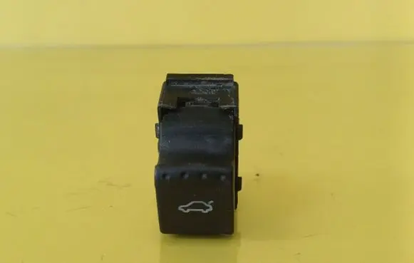Volkswagen PASSAT B5.5 Tailgate opening switch 1J0959831A