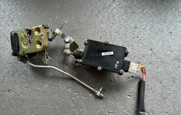 Mitsubishi Pajero Front door lock MB422953