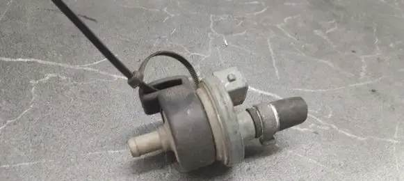 Volkswagen Golf III Valve vacuum 054133459b