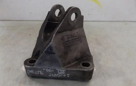 Engine mounting bracket