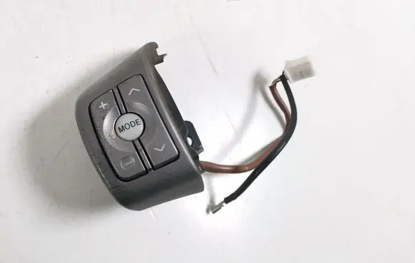 Toyota RAV 4 (XA30) Steering wheel buttons/switches 84247-42030