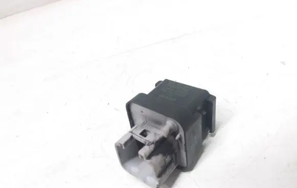Toyota Avensis T250 Glow plug pre-heat relay 2861067010 1567000671