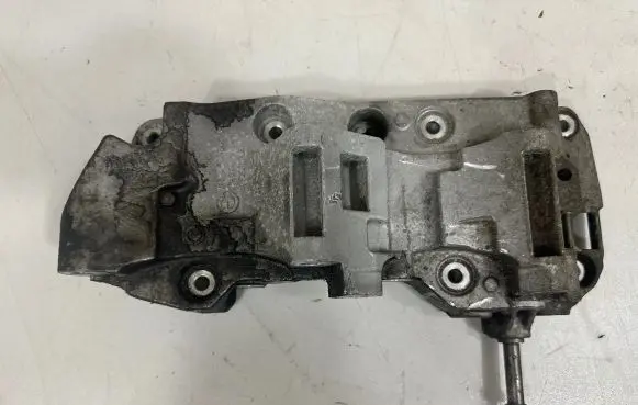 BMW 6 F06 Gran coupe Generator/alternator bracket 8506863