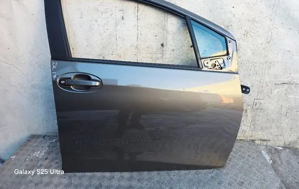 Toyota Yaris Front door 