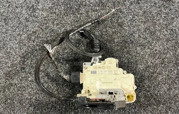 Volkswagen PASSAT B7 Front door lock 3C1837015A