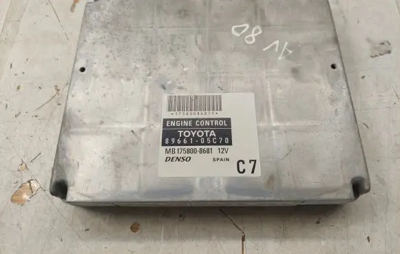 Toyota Avensis T250 Engine control unit/module 1758008681 8966105C70
