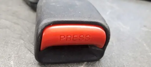 Mazda 626 Rear seatbelt buckle T2073B